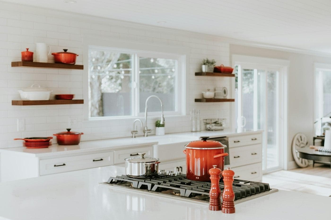 Cuisine blanche avec casseroles et plan de travail dégagé