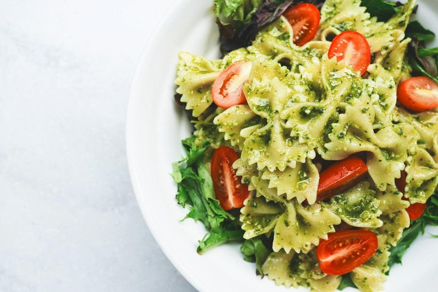 Assiette de farfalle aux tomates et au pesto