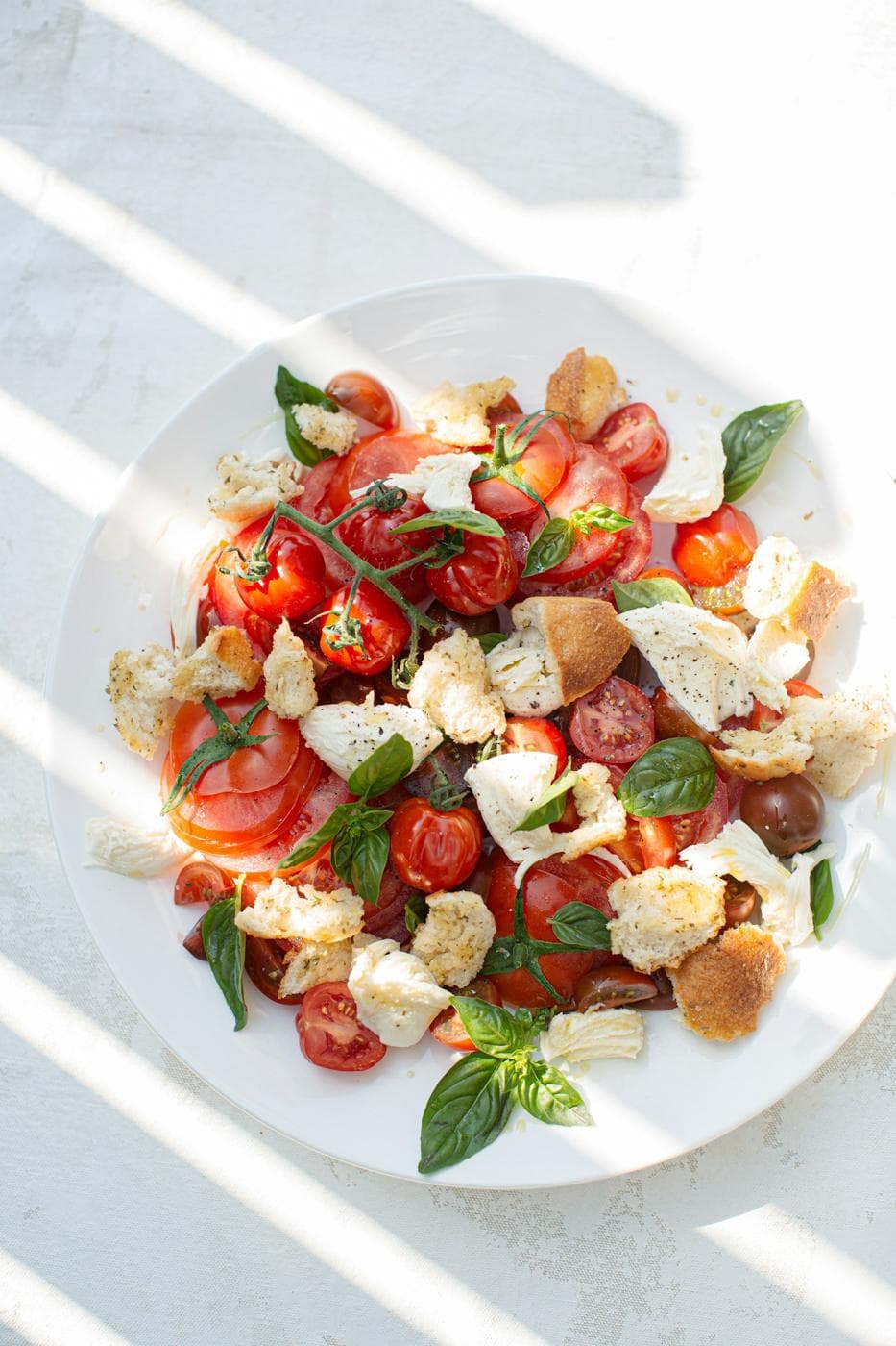 Salade de tomates, mozzarella et basilic dans une assiette