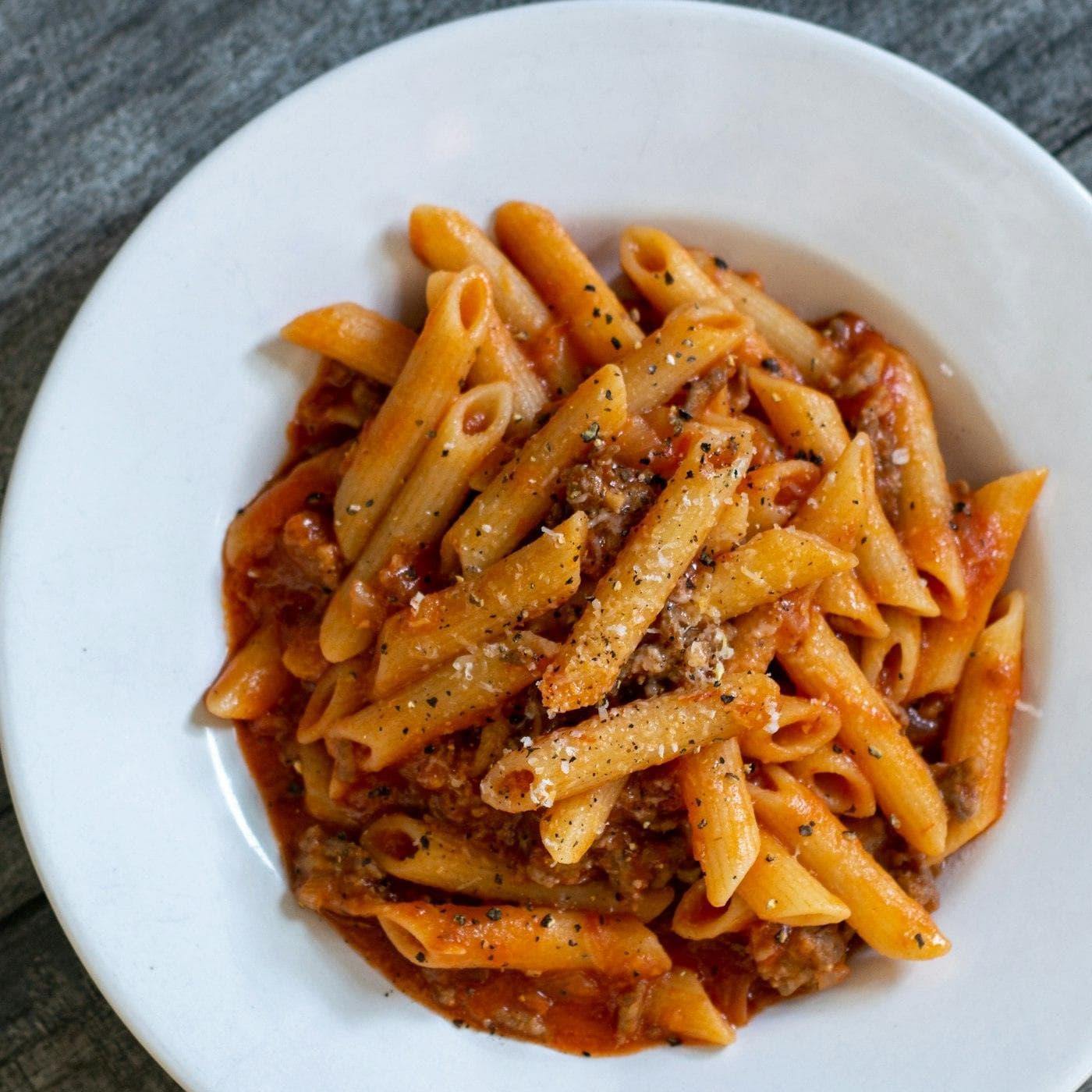 Assiette de penne à la sauce tomate et parmesan