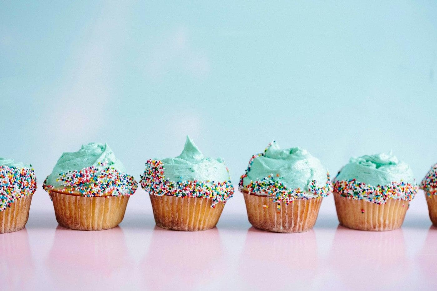 Cupcakes au glaçage vert menthe alignés sur une table