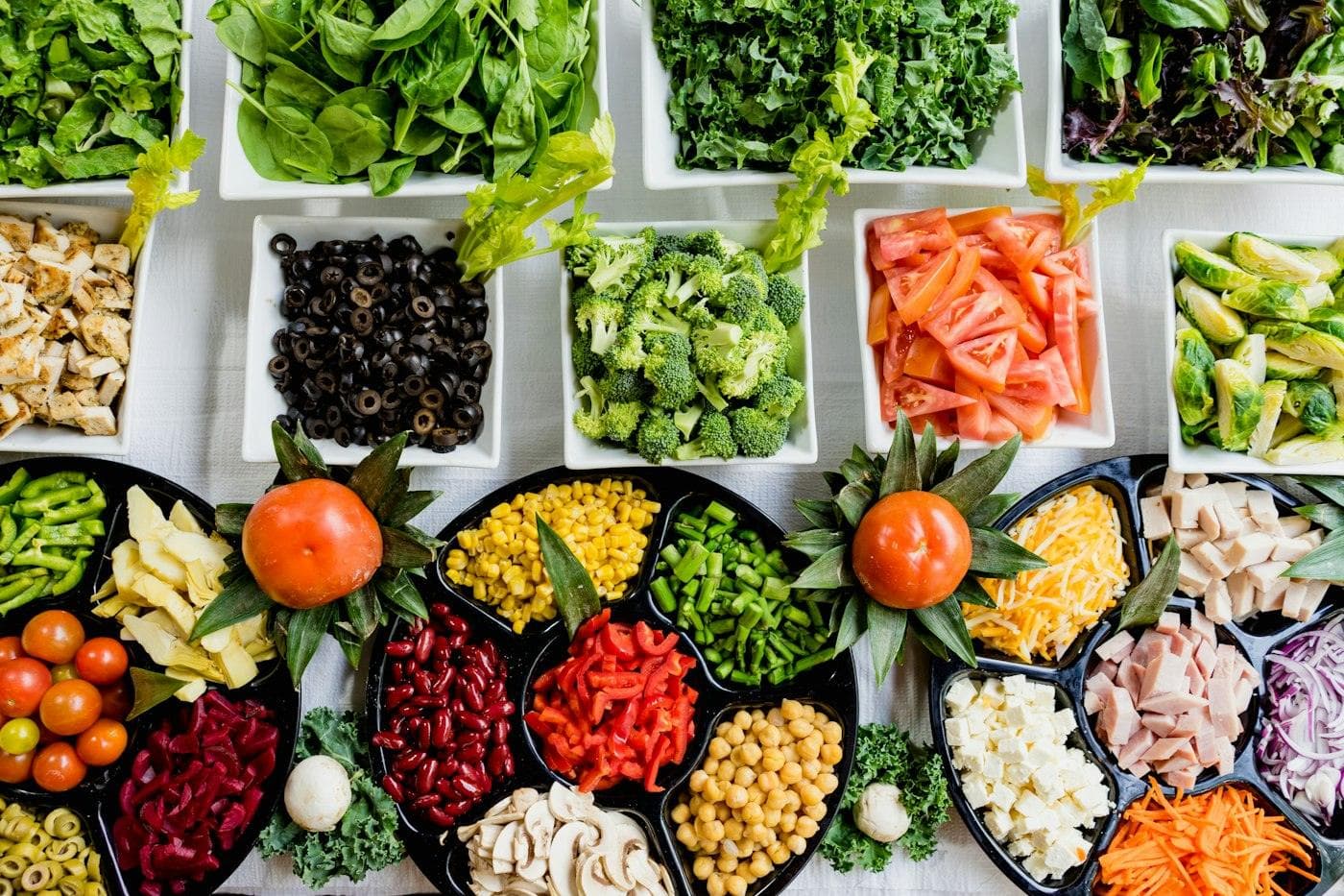 Bols de légumes, céréales et herbes préparés sur une table
