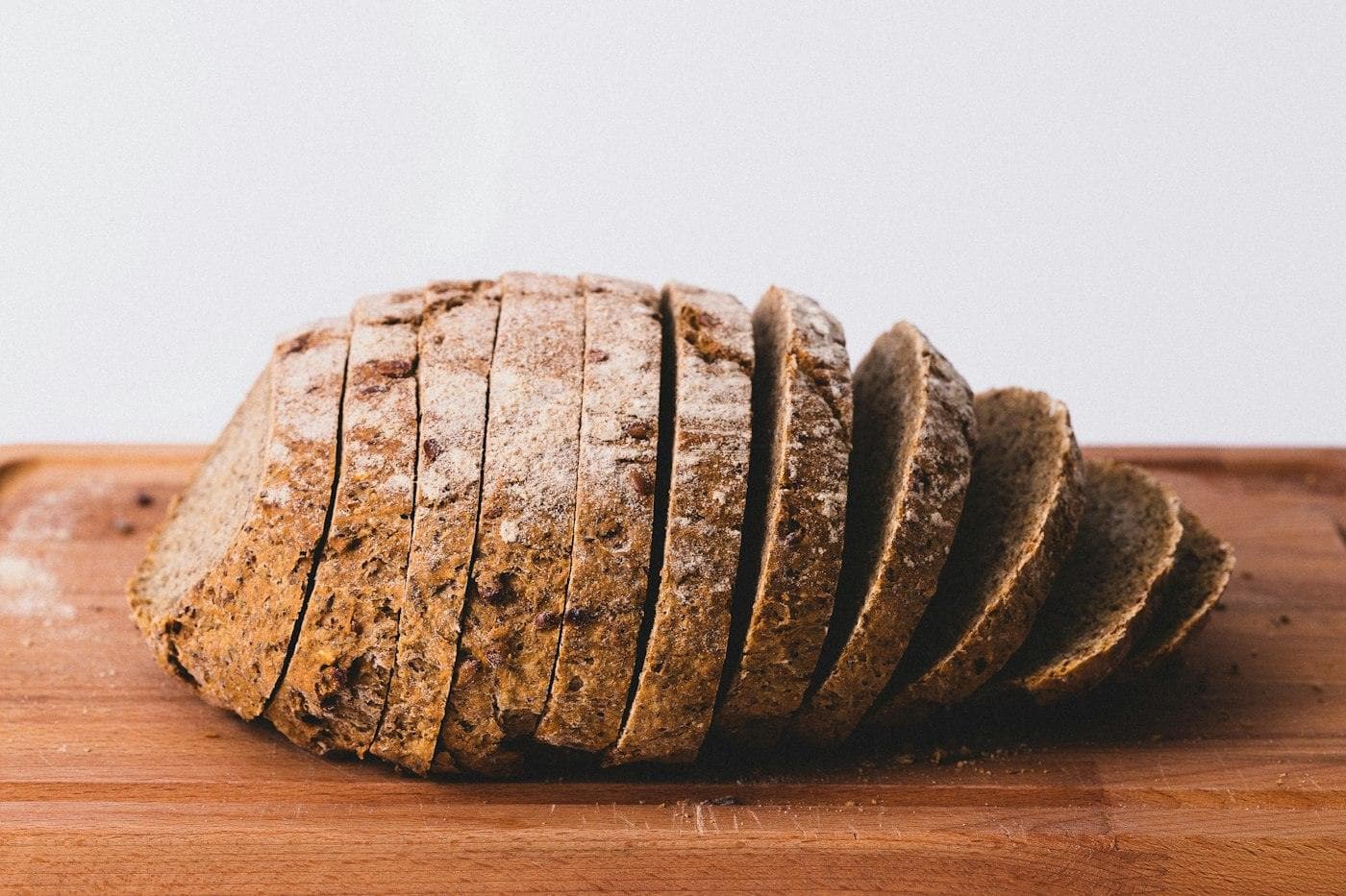 Pain de campagne tranché sur une planche en bois
